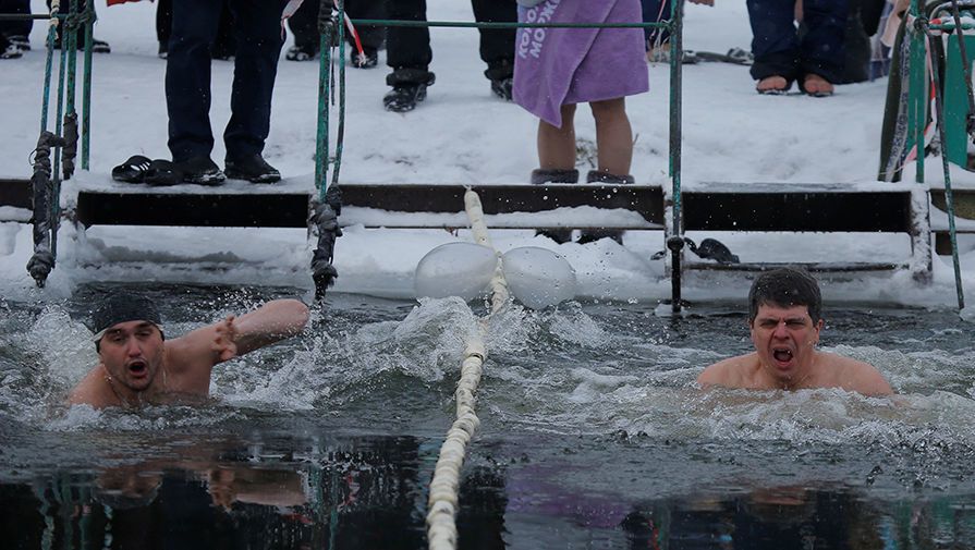 У Росії влаштували "еротичні" купання на Новий рік: фото не для людей зі слабкими нервами