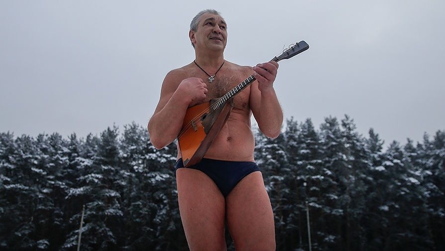 У Росії влаштували "еротичні" купання на Новий рік: фото не для людей зі слабкими нервами