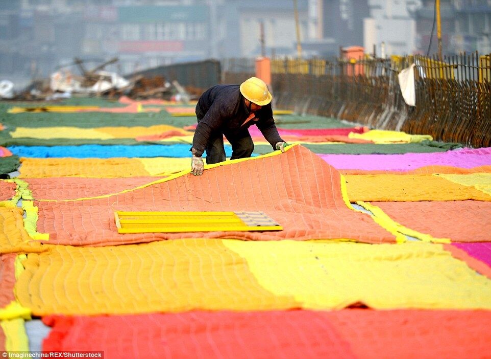 На заметку украинским дорожникам: в Китае новую дорогу "согрели" одеялами