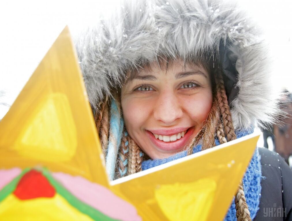 Мороз не испугал: в центре Киева проходят яркие гуляния
