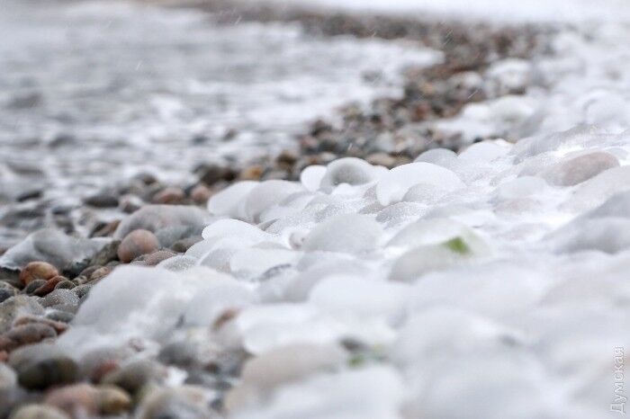 Море не хвилюється, воно замерзає: вражаючі фото з Одеси