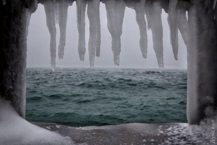 Море не хвилюється, воно замерзає: вражаючі фото з Одеси