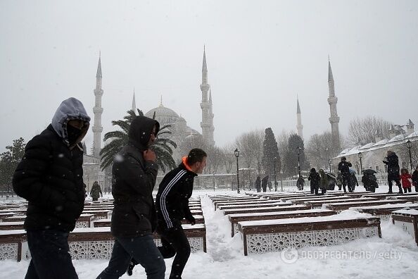 Сугробы и закрытый Босфор: Стамбул накрыл небывалый снегопад