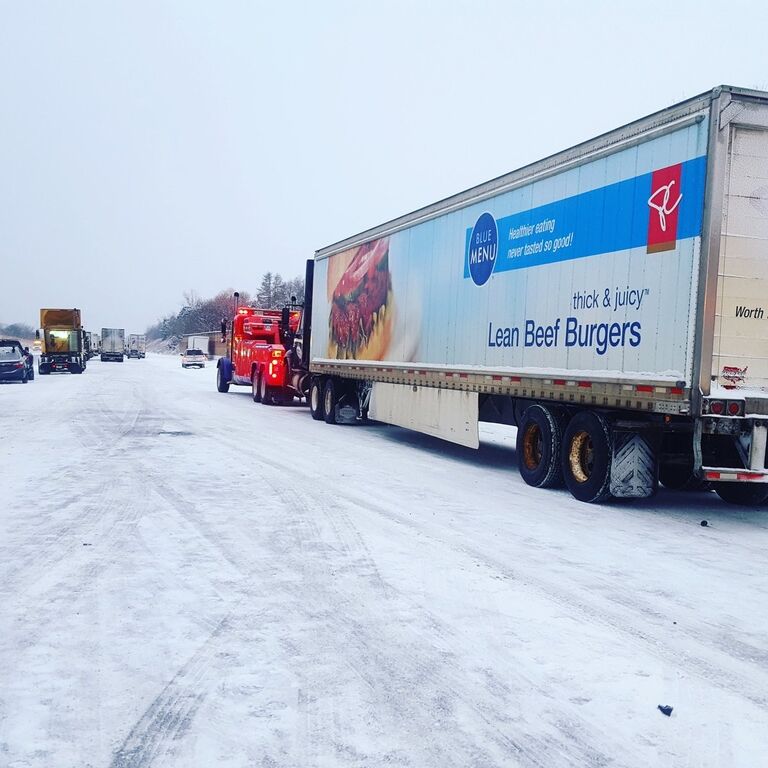 В сети появились фото масштабнейшей снежной аварии в Канаде