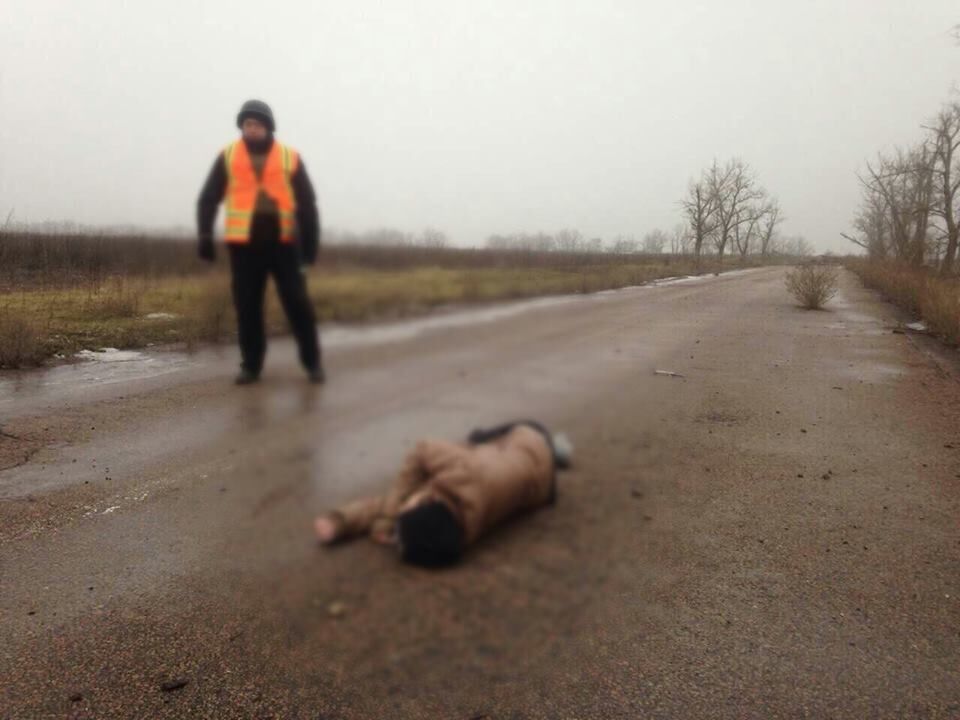 Пролежала на дороге три дня: террористы убили на Донбассе молодую девушку
