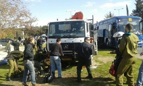 "Тела разбросало по улице": в Иерусалиме произошел теракт. Опубликованы первые фото и видео