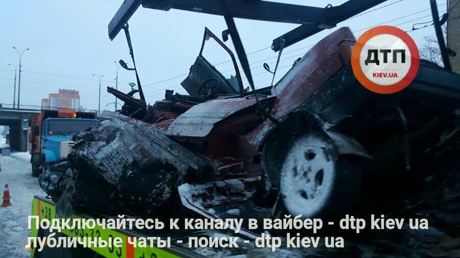 Страшна ДТП у Києві: водій ВАЗ боком вилетів у відбійник, авто розірвало навпіл