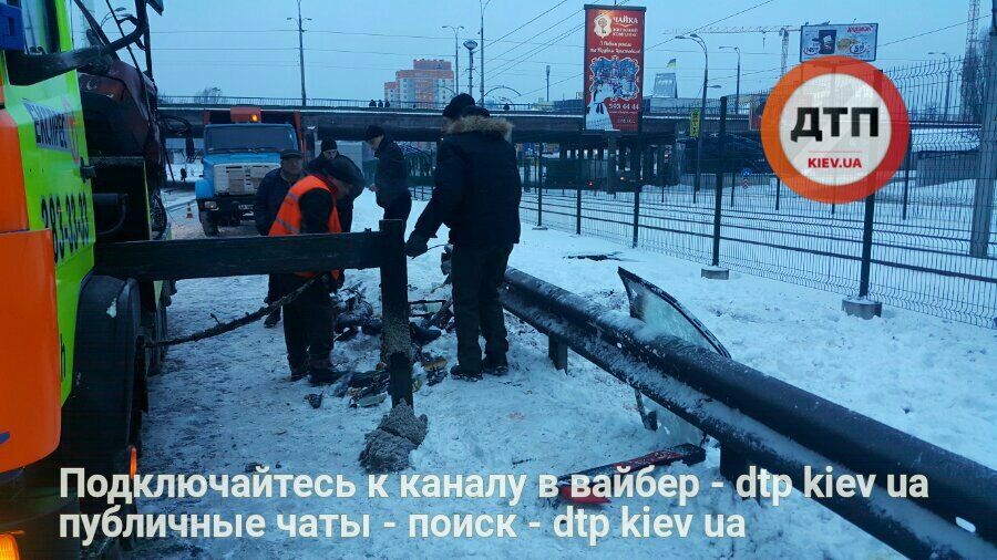 Страшное ДТП в Киеве: водитель ВАЗ боком вылетел в отбойник, авто разорвало надвое