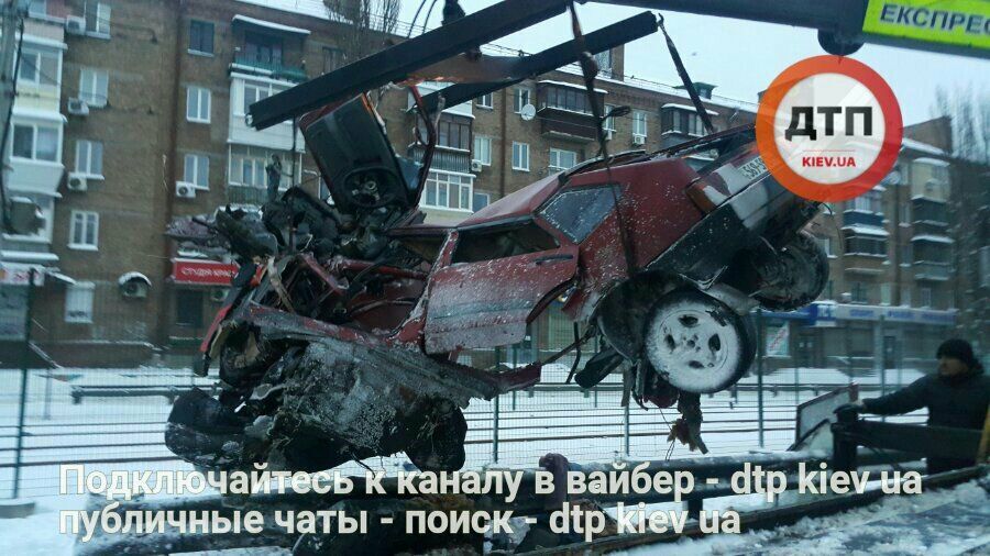 Страшное ДТП в Киеве: водитель ВАЗ боком вылетел в отбойник, авто разорвало надвое