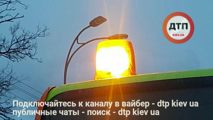 Страшное ДТП в Киеве: водитель ВАЗ боком вылетел в отбойник, авто разорвало надвое