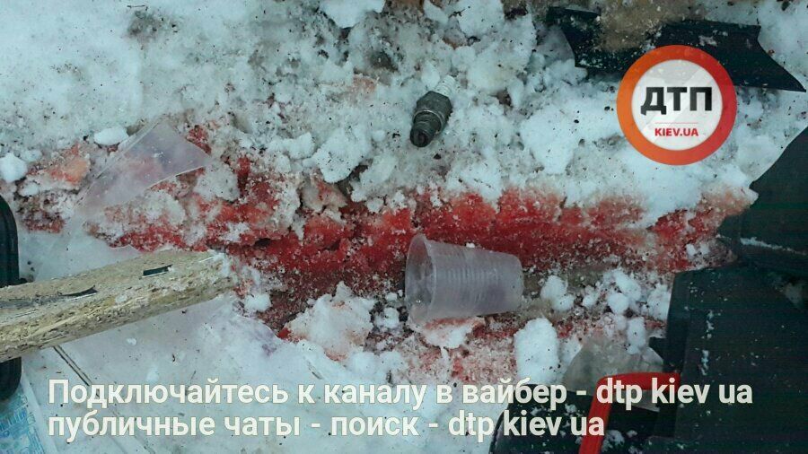 Страшное ДТП в Киеве: водитель ВАЗ боком вылетел в отбойник, авто разорвало надвое