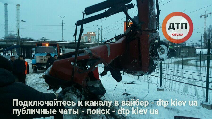 Страшна ДТП у Києві: водій ВАЗ боком вилетів у відбійник, авто розірвало навпіл