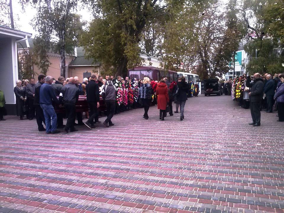У жінок підкошувалися ноги: понад 1000 осіб провели в останню путь розстріляного в Черкасах депутата
