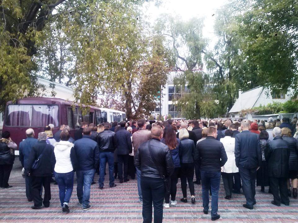 У женщин подкашивались ноги: более 1000 человек провели в последний путь расстрелянного в Черкассах депутата