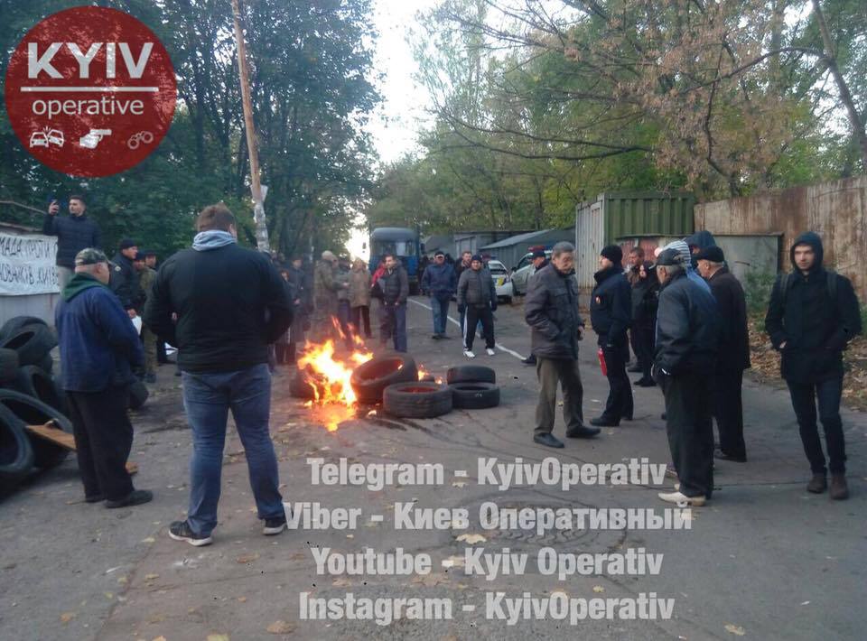 В Киеве подожгли шины: стало известно о причинах конфликта