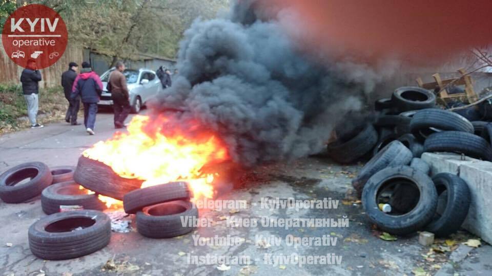 У Києві підпалили шини: стало відомо про причини конфлікту