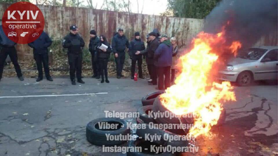 В Киеве подожгли шины: стало известно о причинах конфликта