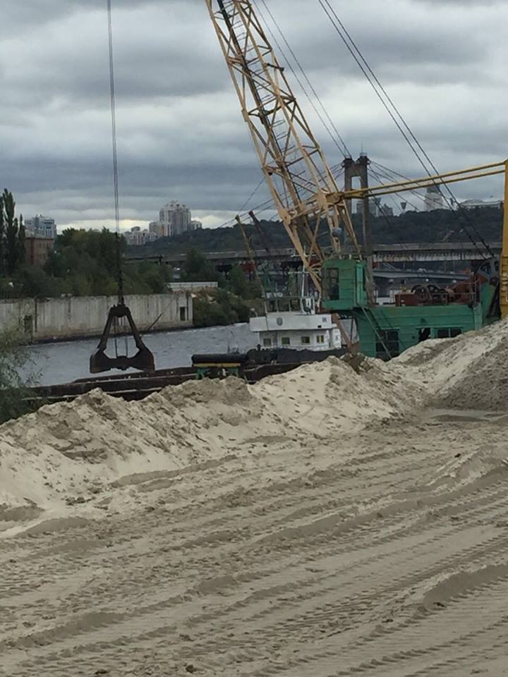 "Улов" на мільйони: на Київщині припинили масштабний нелегальний видобуток піску