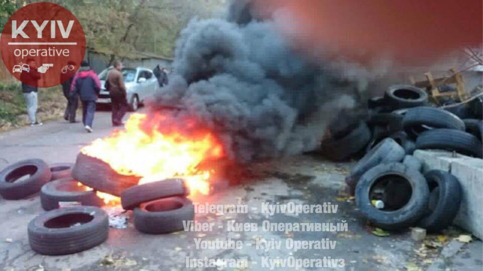 У Києві підпалили шини: стало відомо про причини конфлікту