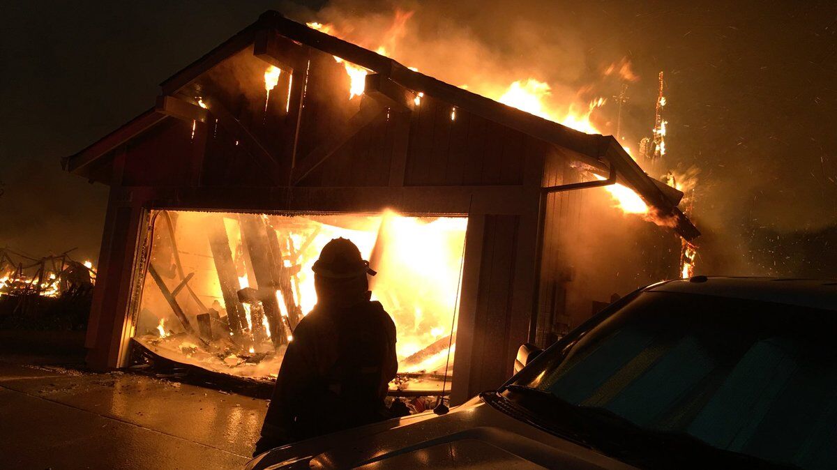 Калифорнию охватили масштабные пожары: уничтожены тысячи домов, есть жертвы