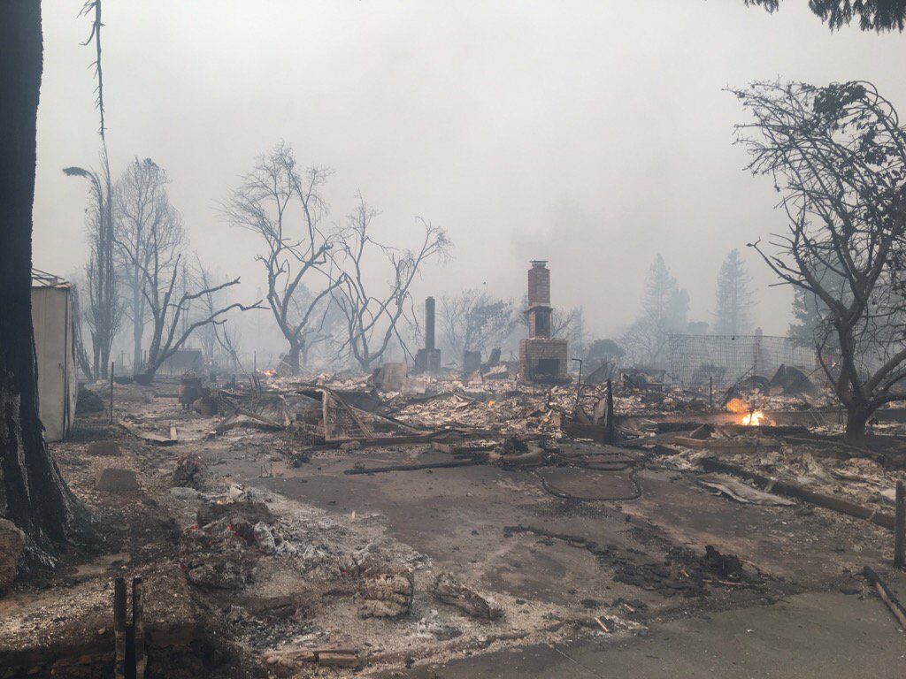 Каліфорнію охопили масштабні пожежі: знищені тисячі будинків, є жертви