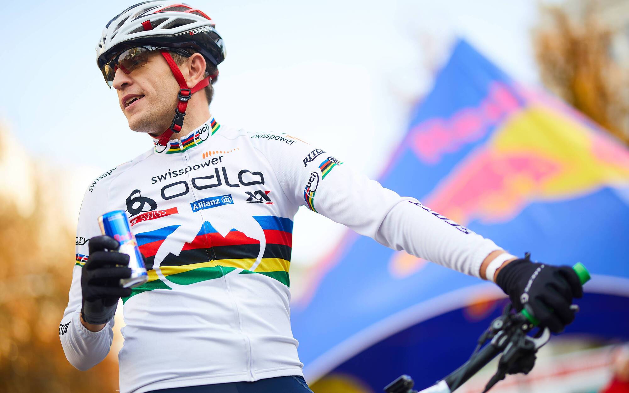 Более 150 велосипедистов впервые покорили крутой Андреевский спуск в соревновании Red Bull Володар Гори