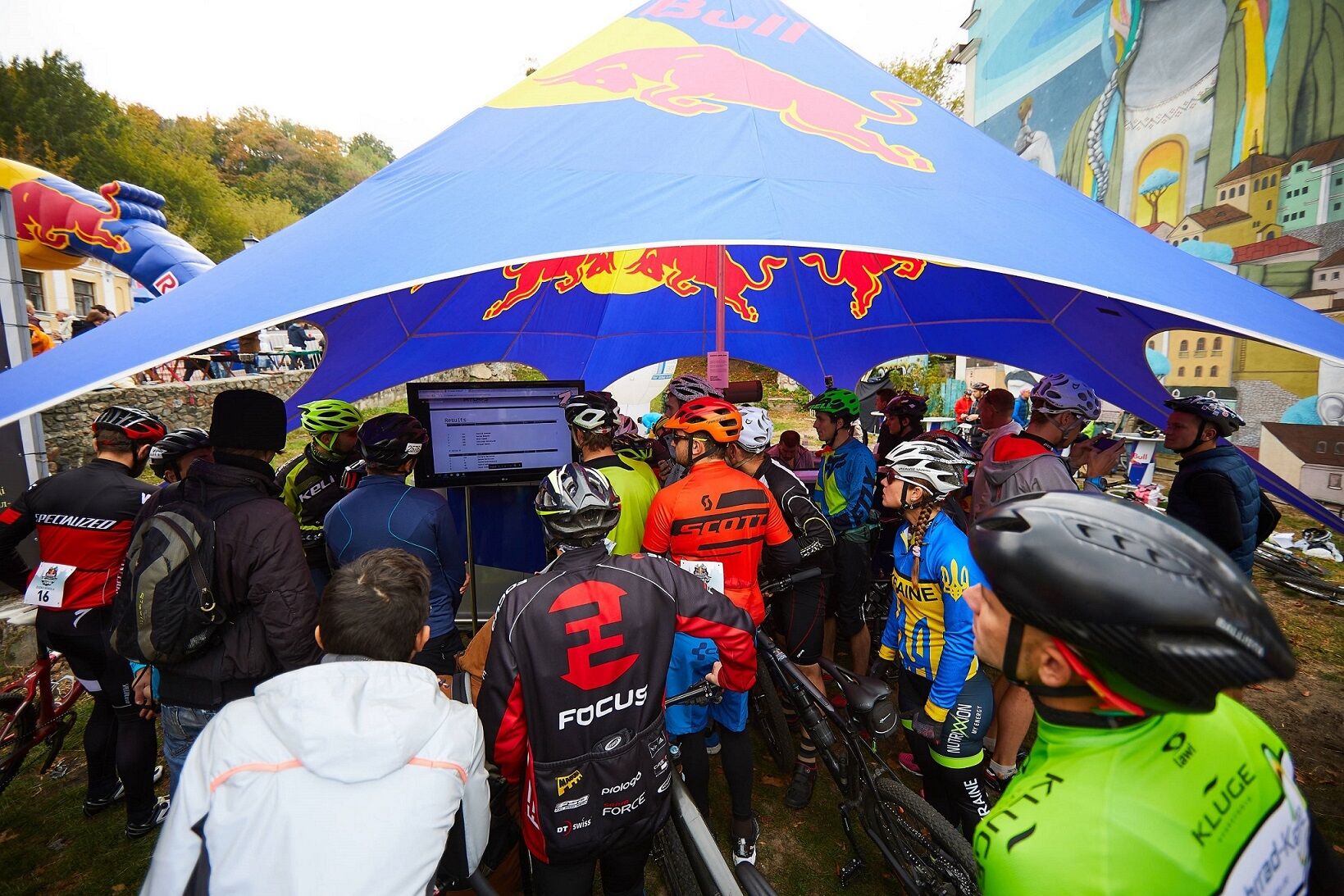 Более 150 велосипедистов впервые покорили крутой Андреевский спуск в соревновании Red Bull Володар Гори