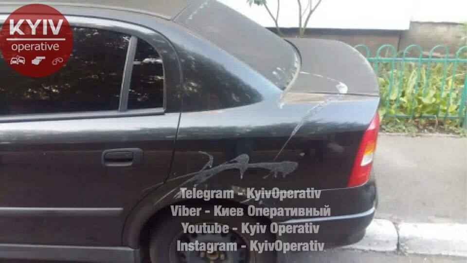 У Києві облили кислотою десятки автомобілів: опубліковані фото наслідків