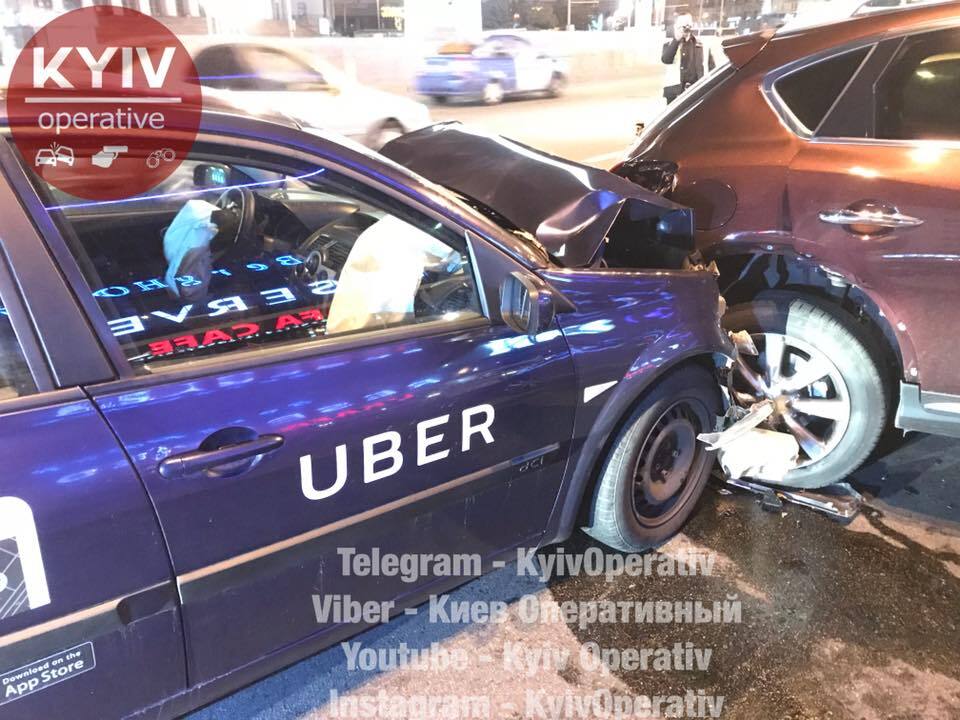 В Киеве такси Uber спровоцировало масштабное ДТП: в сеть попало видео