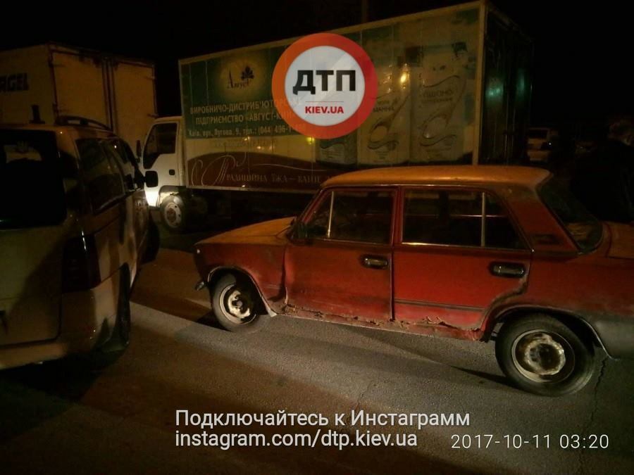 "Два года не мог ее завести": сеть рассмешил угон ржавой машины в Киеве