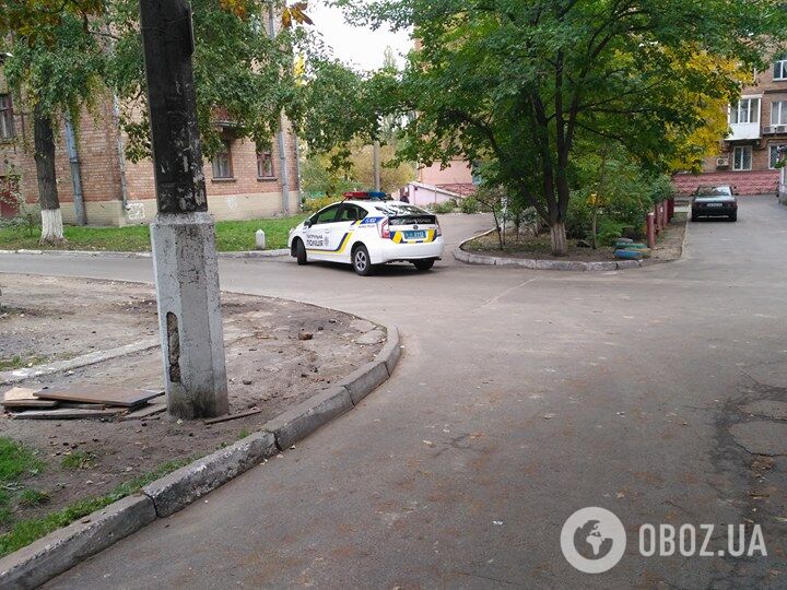 Поліція у дворі будинку на вулиці Марічанська