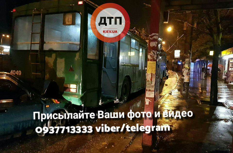"Чувак, я Гройсмана знаю": в Киеве пьяный водитель на легковушке протаранил троллейбус