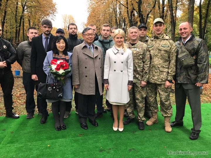 Светличная и посол Японии высадили сакуры в харьковском парке Горького