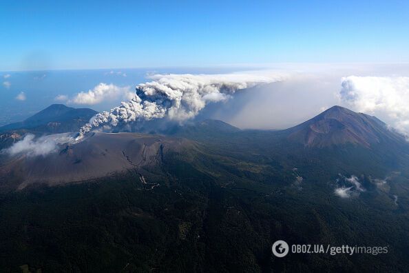 Виверження великого вулкана в Японії: з'явилися фото і відео унікального явища