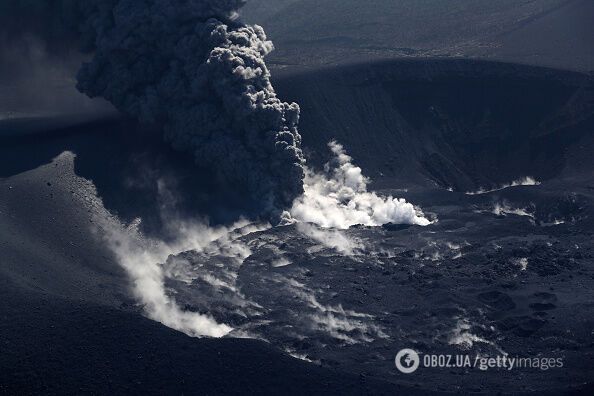 Виверження великого вулкана в Японії: з'явилися фото і відео унікального явища