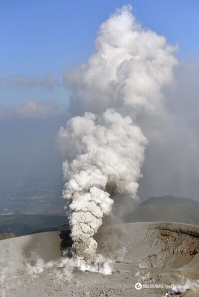 Извержение крупного вулкана в Японии: появились фото и видео уникального явления