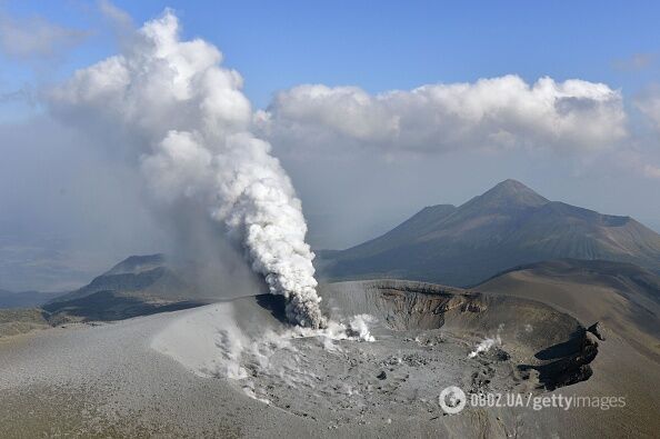 Извержение крупного вулкана в Японии: появились фото и видео уникального явления