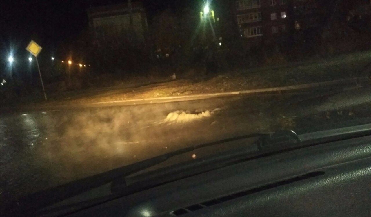 В знаковом месте: в России из-под земли забил фекальный гейзер