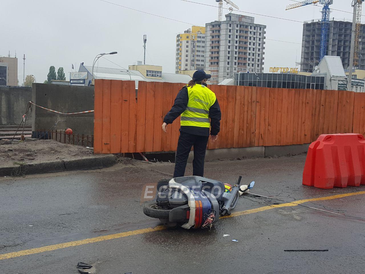 Жахлива ДТП в Києві: водій легковика втратив свідомість і задавив скутериста