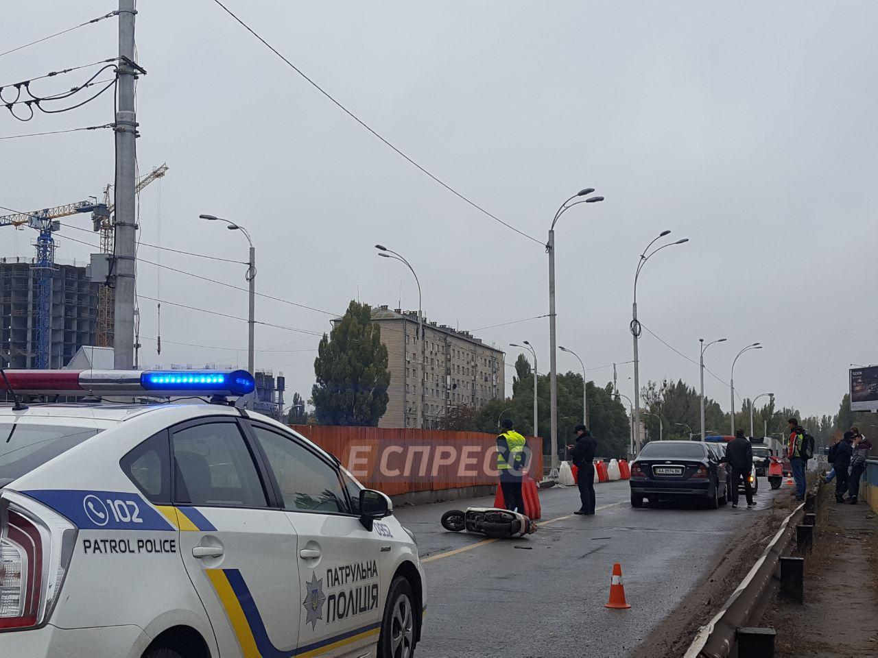 Жахлива ДТП в Києві: водій легковика втратив свідомість і задавив скутериста