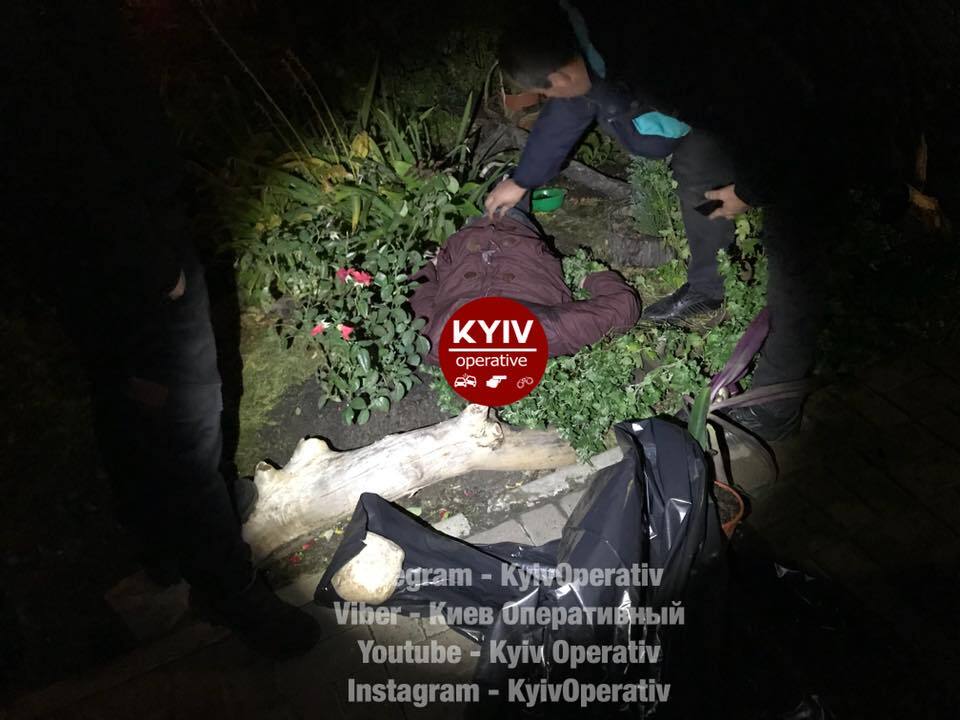 Смерть наступила миттєво: у Києві чоловік випав із вікна висотки