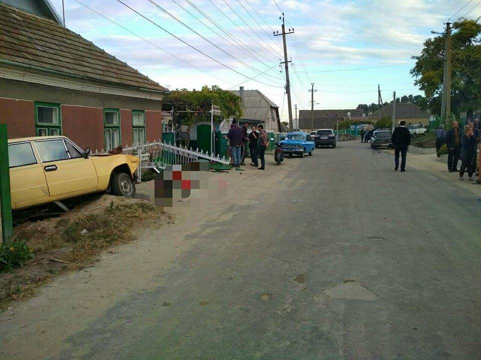 В Одесской области пьяный водитель протаранил скамейку возле дома: есть жертвы