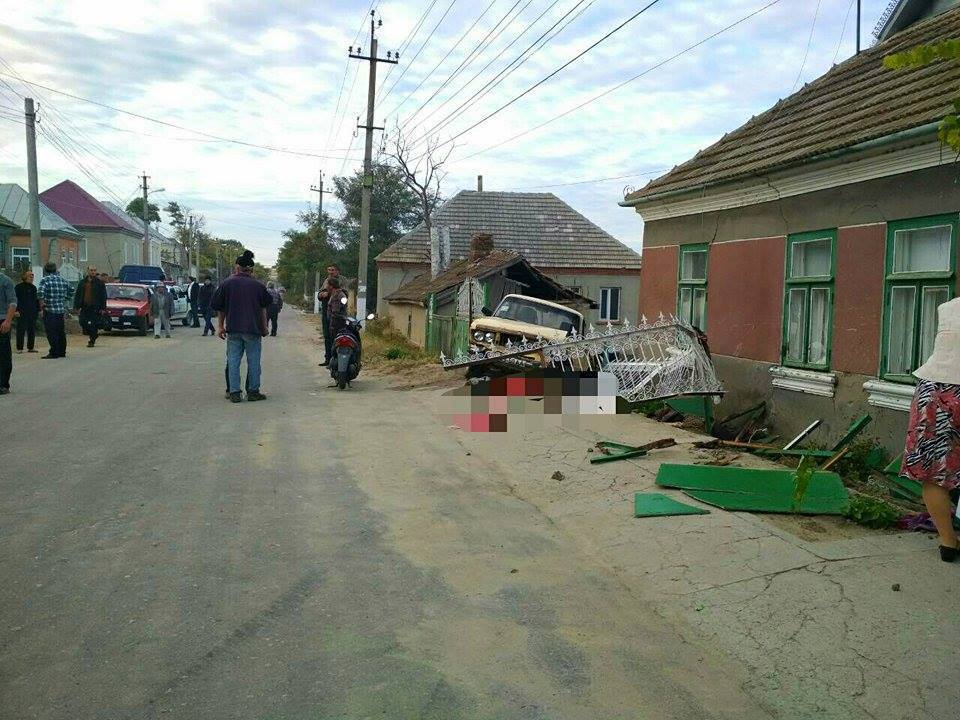 В Одесской области пьяный водитель протаранил скамейку возле дома: есть жертвы