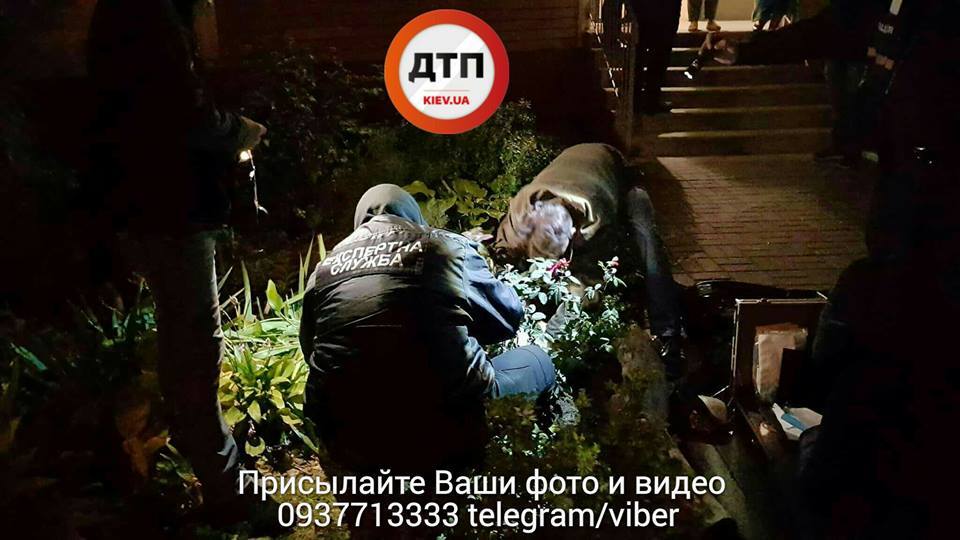 Смерть наступила мгновенно: в Киеве мужчина выпал из окна высотки