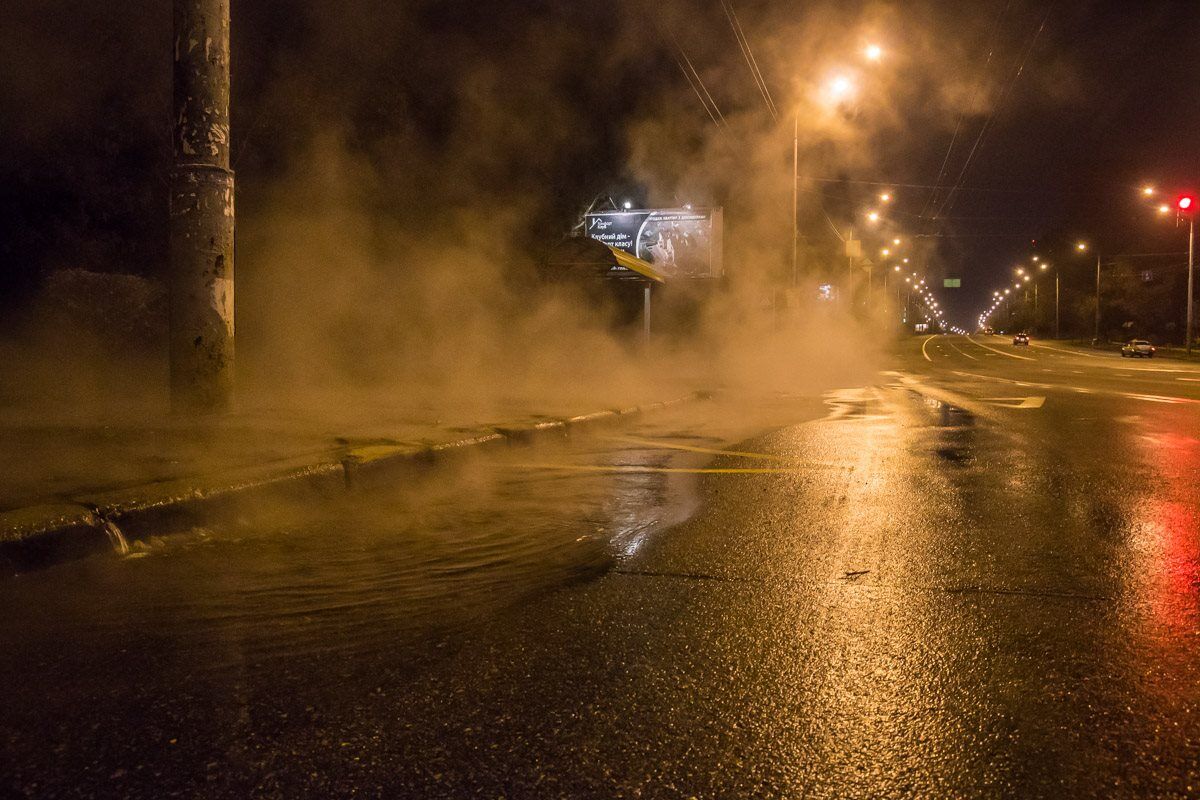 Опалювальний сезон переноситься? У Києві прорвало труби з гарячою водою