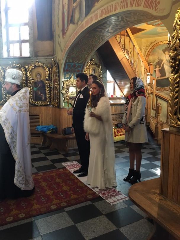 "Моя мама видела все": известный в Украине телеведущий выложил первые фото звездной свадьбы