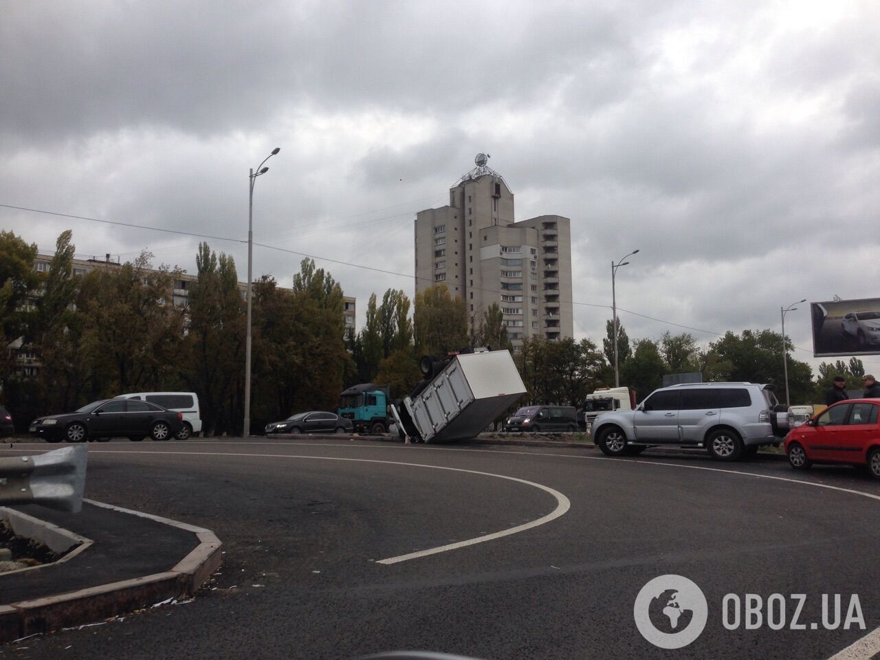 перекинулася вантажівка