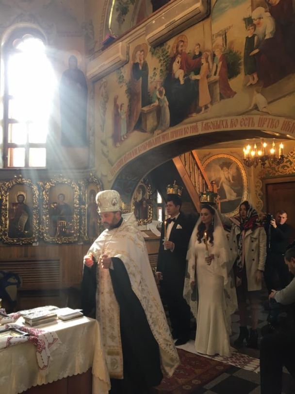 "Моя мама бачила все": відомий в Україні телеведучий виклав перші фото зіркового весілля