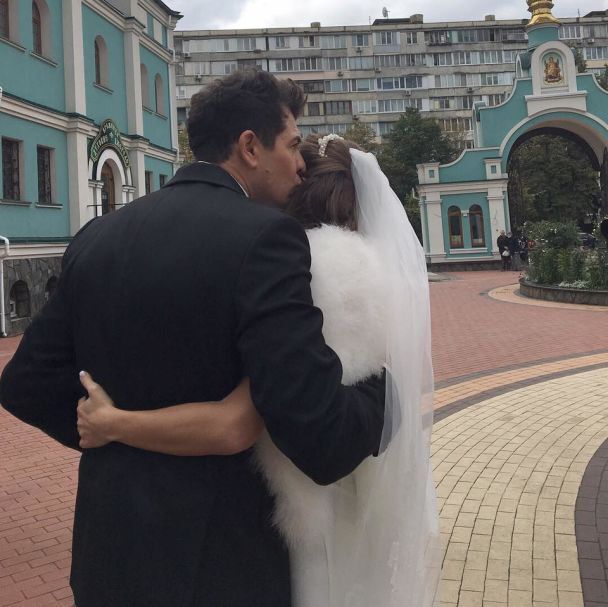"Моя мама бачила все": відомий в Україні телеведучий виклав перші фото зіркового весілля