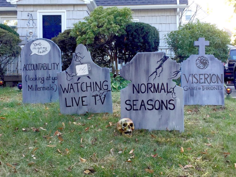 Под Хэллоуин: житель США создал во дворе "кладбище трендов"